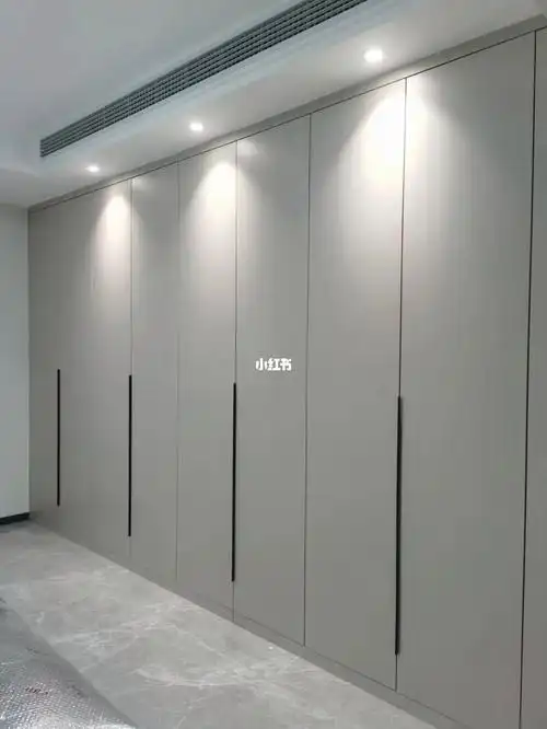 高级灰主卧衣柜