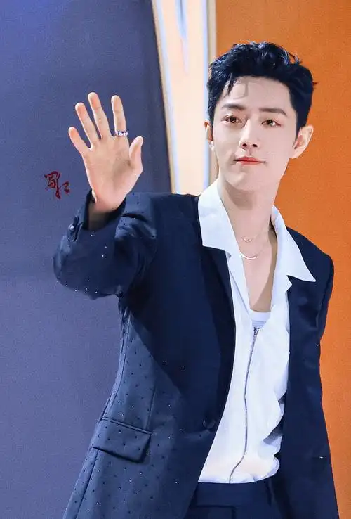 肖战如梦之梦玫瑰花墙里的品牌越来越多tods花墙很用心