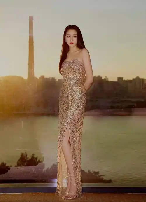 关晓彤鎏金人鱼裙秀大长腿,越来越成熟,明亮耀眼恰似光辉女神