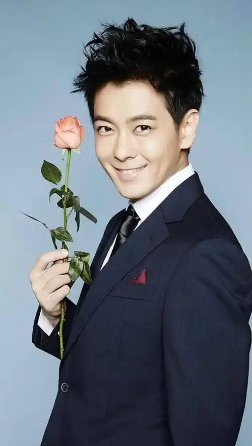 林志颖一家五口出国游玩被偶遇,真人又胖又显老,kimi 身高超爸爸