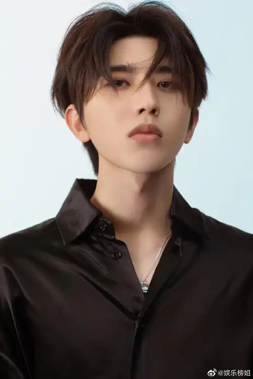 蔡徐坤白色风衣星空大片##蔡徐坤白色风衣暗夜大片