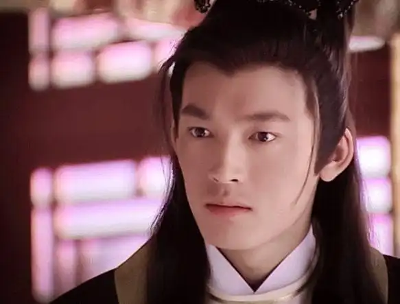 但在大二的时候,他曾出演过吴君如主演的古装喜剧《天下第一媒婆》,他