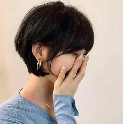 2020最火长脸发型,头发多瘦长脸女生,离子烫直发很淑女,染点色更灵动