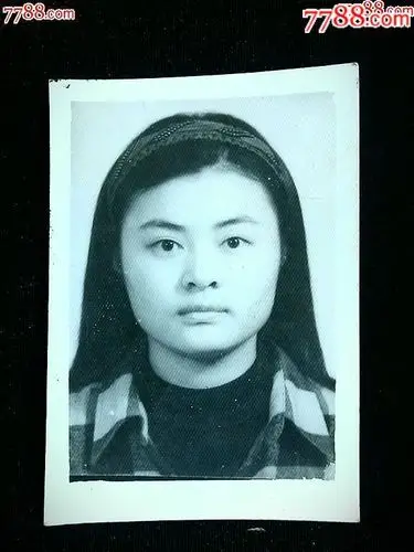 80-89年,,,黑白,,1-2寸,无齿边,,单张,, 简介: ●八十年代老照片:青春