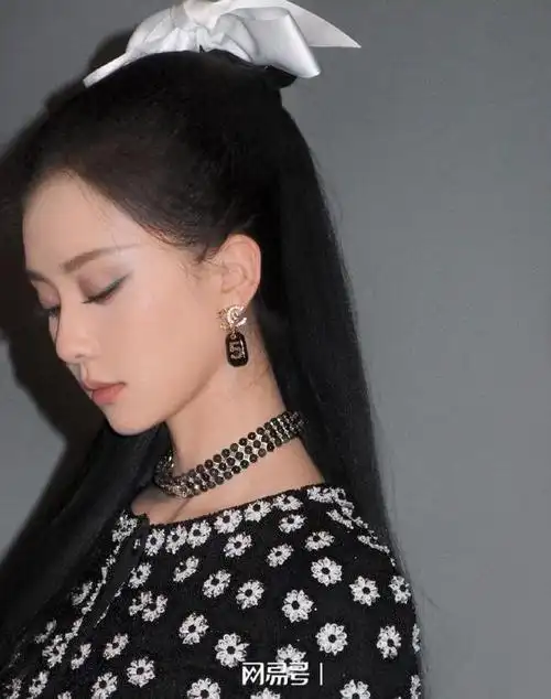 刘诗诗竟然变这样了大光明扎发戴白色蝴蝶结眼神不再温柔恬静
