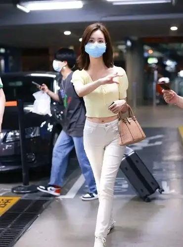 陈都灵调皮的露脐装,走路都这么可爱!