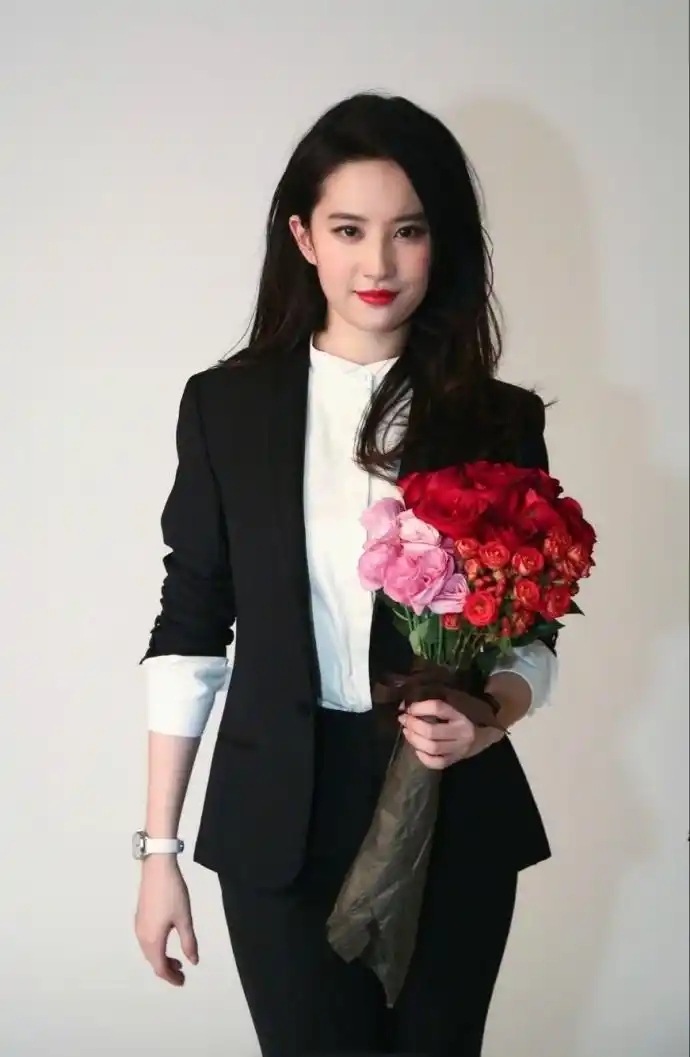 刘亦菲多套西服造型大秀"天仙攻"的一面,每套都又帅又仙