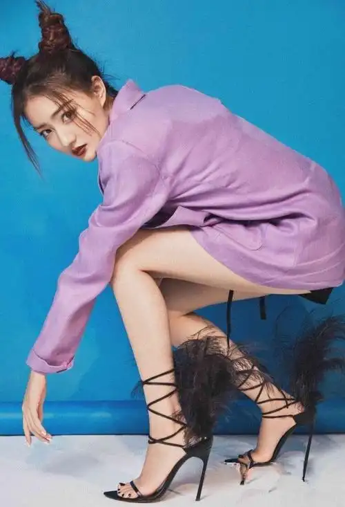 徐璐这个平衡力也是非常的了不得了,像这种绑带款式的高跟凉鞋,鞋跟