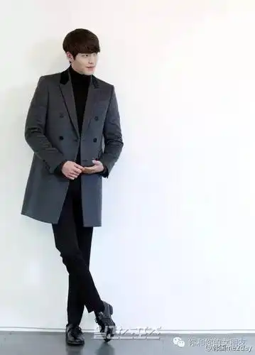 各位,壁纸拿好不谢! 这老牌的演技派不用说,金宇彬