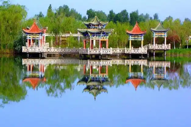 蔚县月牙湖景区是国家3a级景区,是一个以湖泊和山林景观为主的旅游区