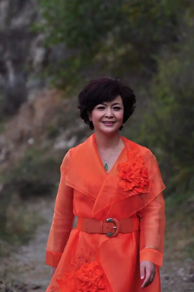 现在的金莉莉,有一个幸福美满的家庭,做一个相夫教子的贤妻.