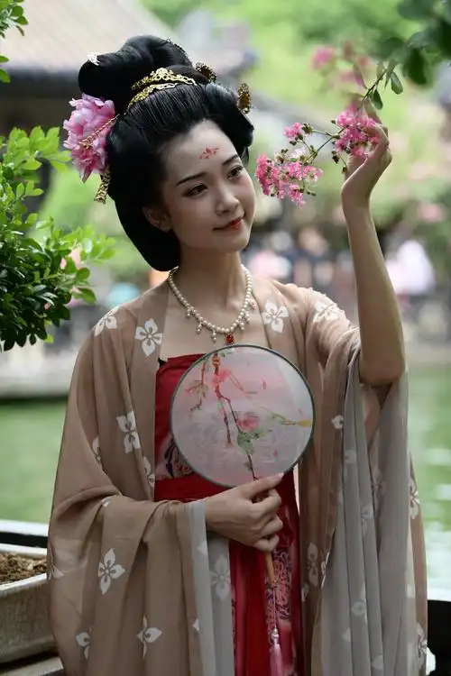 汉服之美醉千年-……摄于(余荫山房) 写美篇汉服: 是中国女人最美的