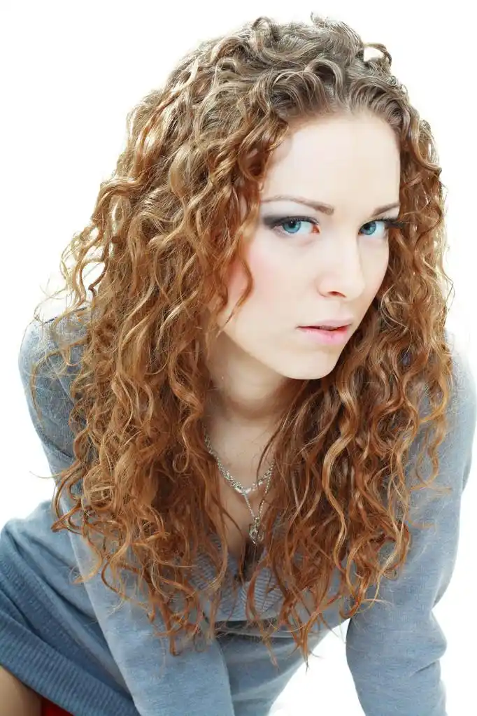 微妙的金发女郎,精致的金色卷发女人肖像