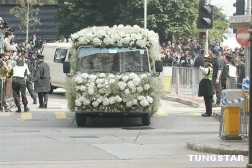 图文梅艳芳出殡灵车驶出殡仪馆开往火葬场