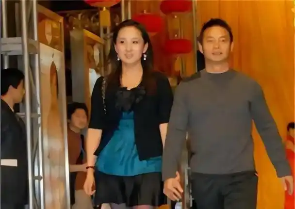 在2009年,演员李琳被目击与李大双一同出游.