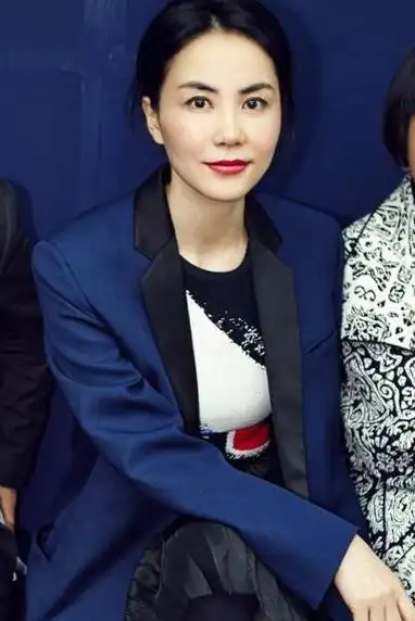 55岁王菲现身机场身材高挑气质出众难怪谢霆锋深深着迷