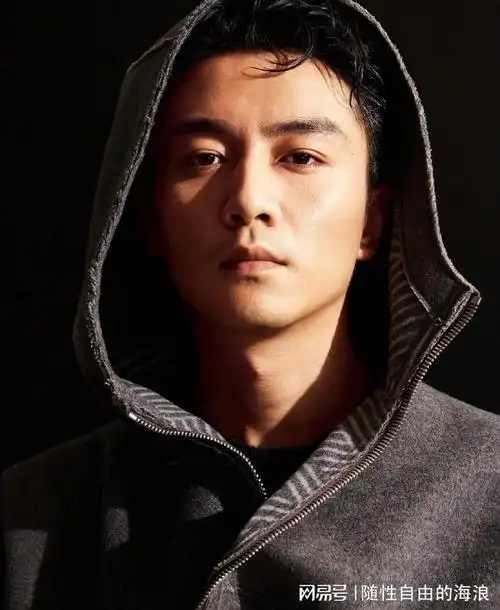 陈晓登《时尚芭莎》八月刊封面,典雅深沉,风格帅气.