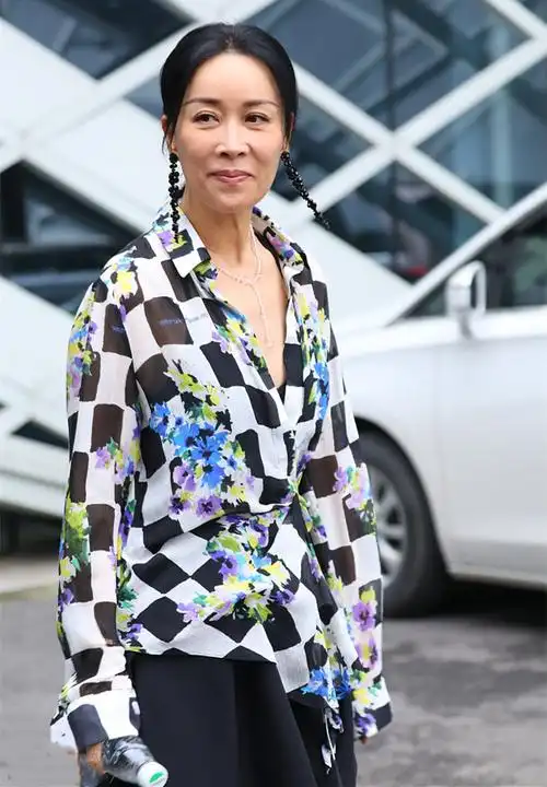 那英放得开,穿衬衫露内搭,头上还扎两马尾辫,但脸上皱纹太显老