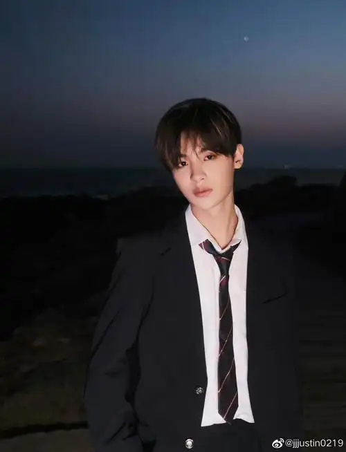 黄明昊海边制服大片,拿着信的少年是想诉说什么呢__财经头条