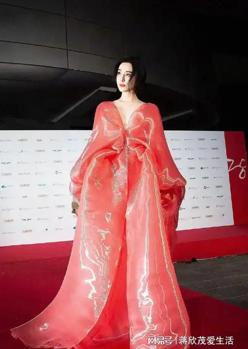 范冰冰退圈后彻底变大胆穿薄纱红裙似武则天今仍尝试复出