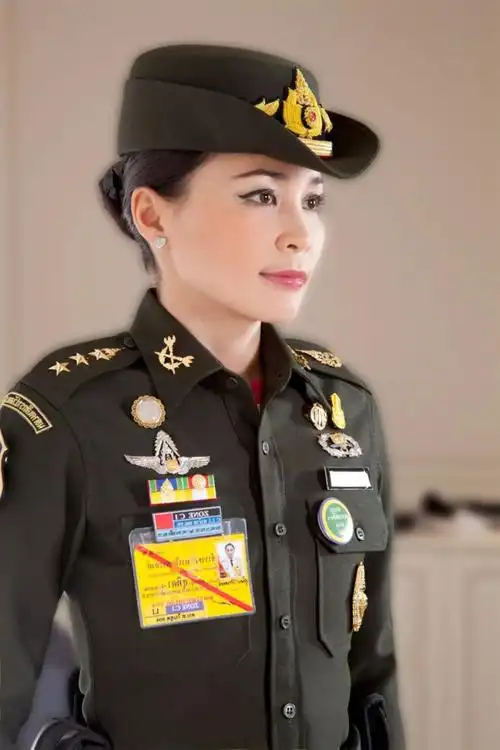 泰国新王后为41岁生日预热,拍摄秀气写真,低扎马尾像邻家女孩