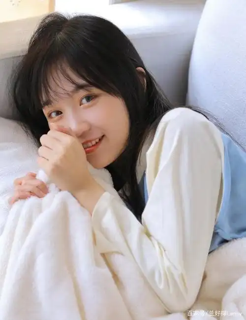 高颜值美女甜美可爱