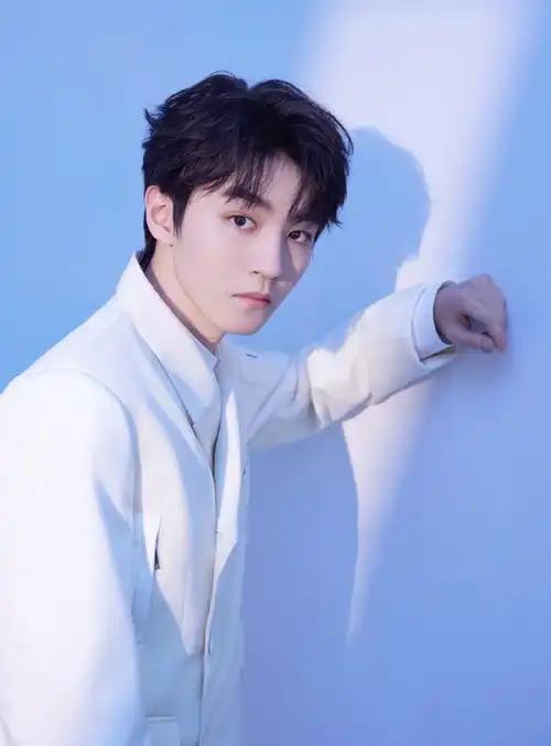 王俊凯元宵节舞台最新造型白色套装77白色马甲