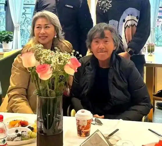 近照曝光,叶倩文头发全白嘴巴凸,林子祥完全一副老人相_岁月_欧洲小镇