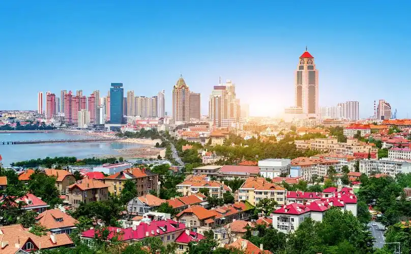 中国青岛市红顶与城市景观鸟瞰.青岛旅游