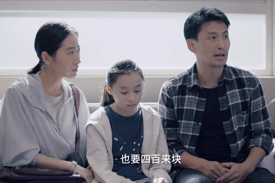 米桃父母从外地到大城市打工,妈妈给人当保姆做保洁,爸爸经营一家小的