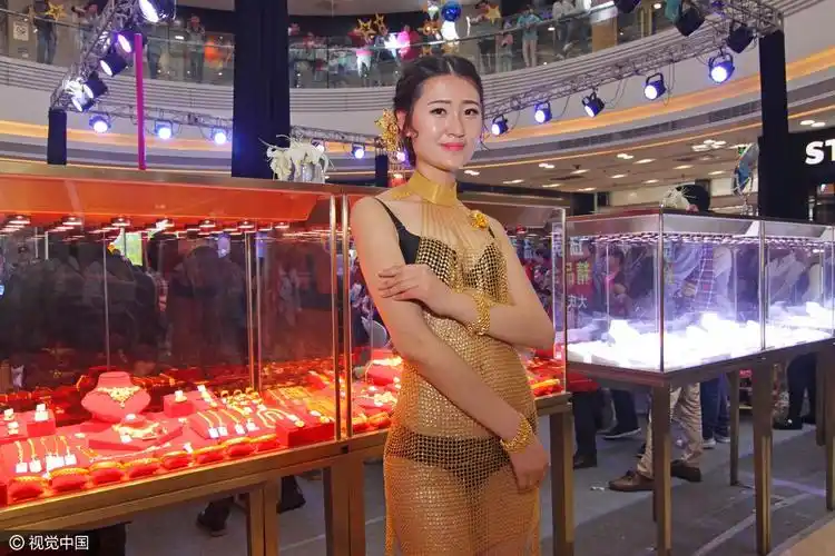 美女穿价值百万黄金连衣裙走秀 三点式尽露(图)