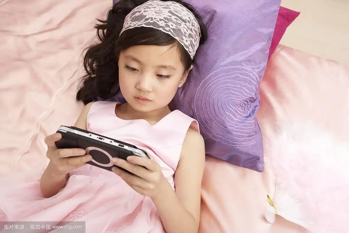 小女孩玩游戏
