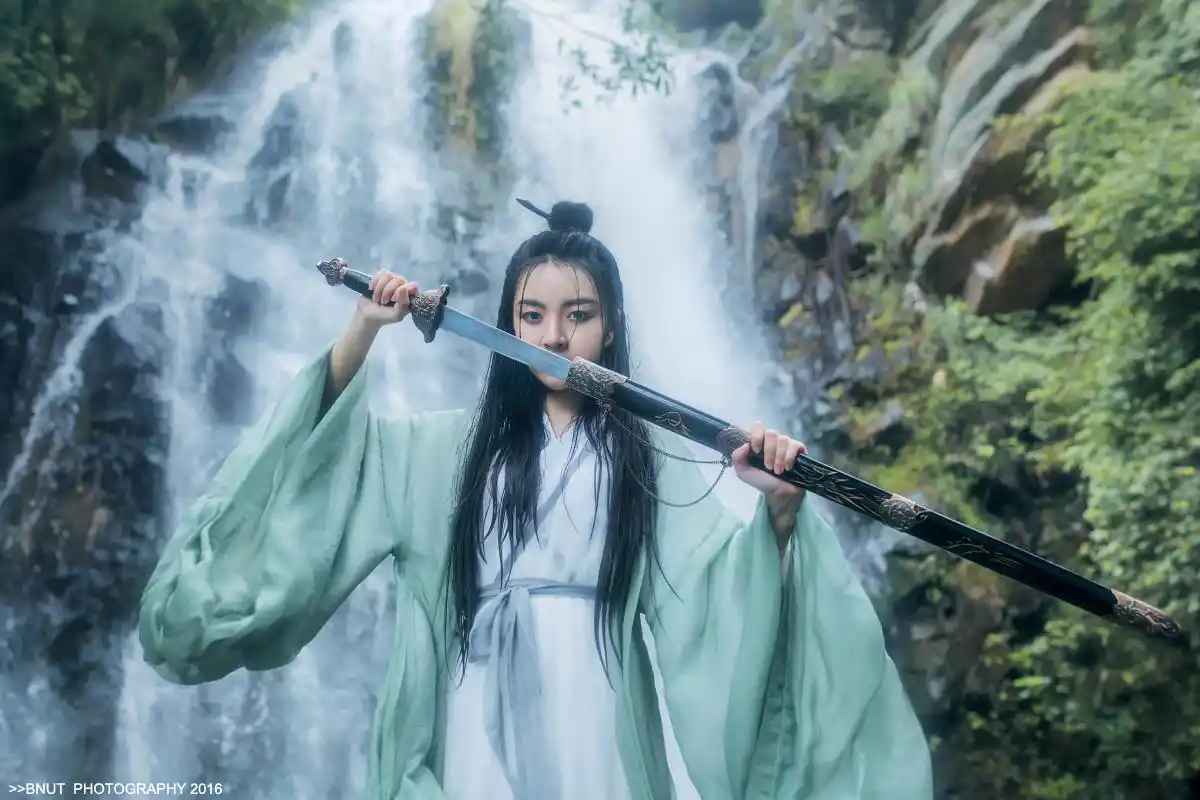 古风持剑美女瀑布电脑桌面壁纸