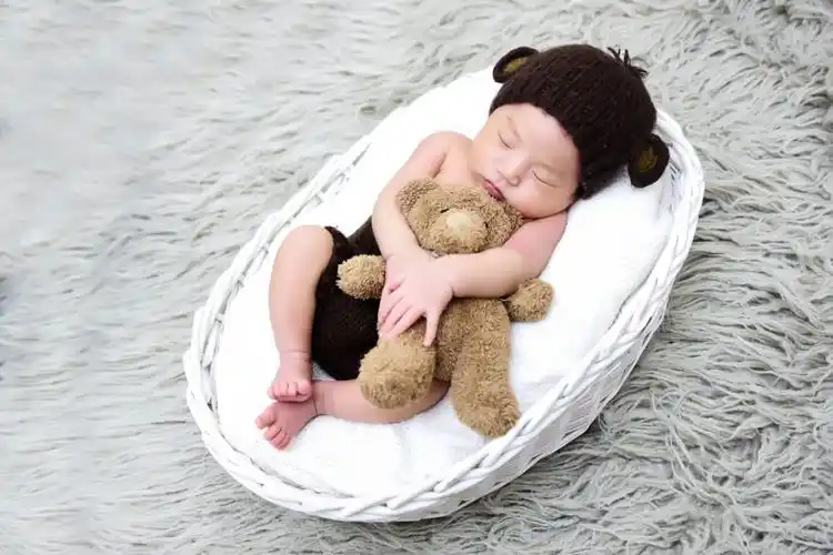 可爱的宝宝出生第一次的艺术照,憨憨的表情,可爱的睡姿,稚嫩笑容温暖