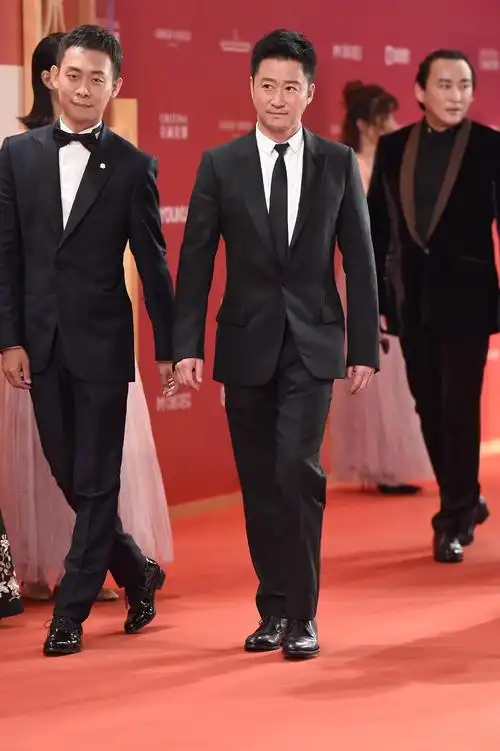 第22届#上海电影节#开幕式,《攀登者》剧组监制#徐克[超话]# ,导演