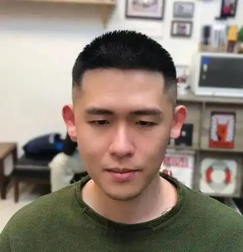 寸头发型,很考验颜值,头发短却又很显时尚感,清爽干练的发型设计,男神