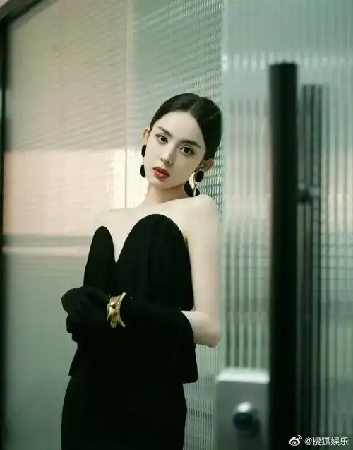 主持人尼格买提叫了娜扎的全名:古力娜扎尔·拜合提亚尔!