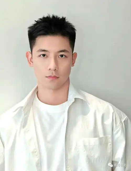 男生夏季换发型,建议试试这3款,清爽干净显帅气!