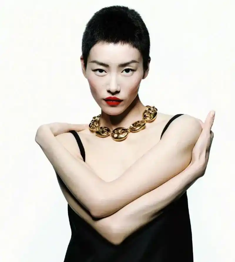 刘雯最新杂志封面大片流出,超短寸头发型吸睛,网友:像井柏然