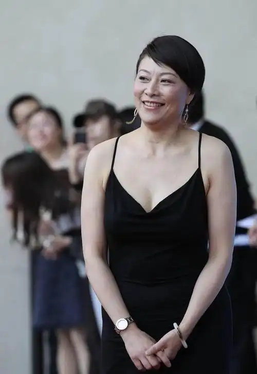 60后岳红气质放得开,一把岁数穿黑色吊带,可惜没逃过中年发福