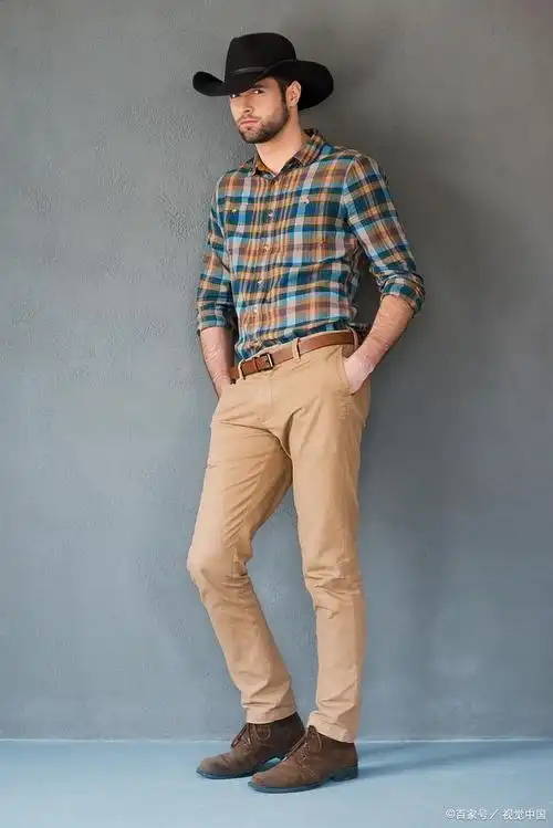 卡其色裤子配什么上衣好看