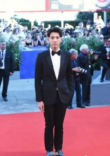 柯震东威尼斯电影节红毯照满脸沧桑附历年红毯照对比图