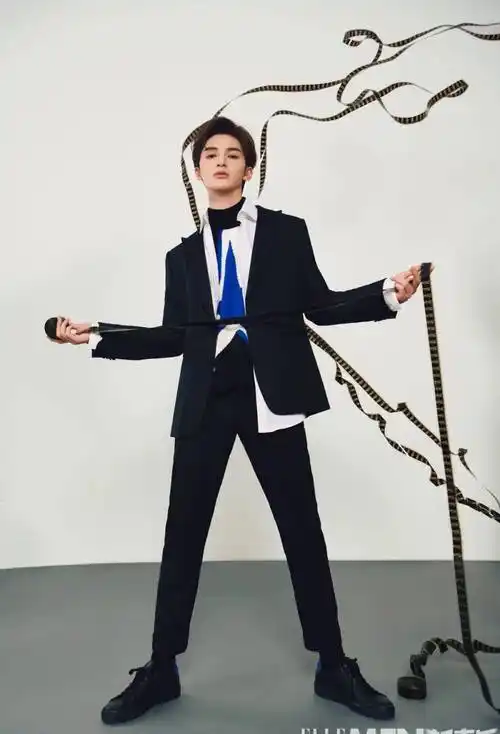 朱正廷杂志春季封面大片,演绎各种时尚造型,尽显阳光与帅气