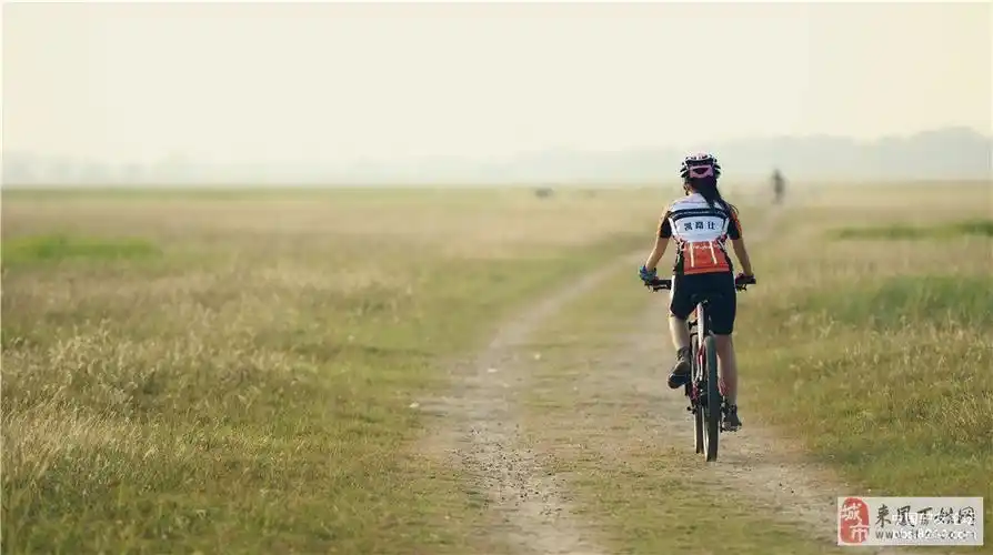 特别喜欢她的背影,知道她是骑行的女汉子,我们有着共同的话题和车轮