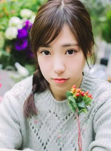 中长发的扎发 麻花辫发型,略有些小清新的女生特质,三七分的刘海