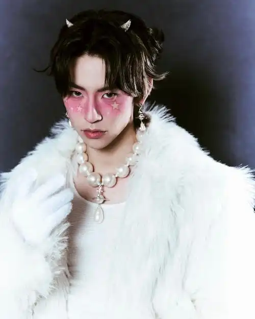 小鬼王琳凯超话#小鬼脸红星星妆#@小鬼-王琳凯贵阳音乐节出发图请查收