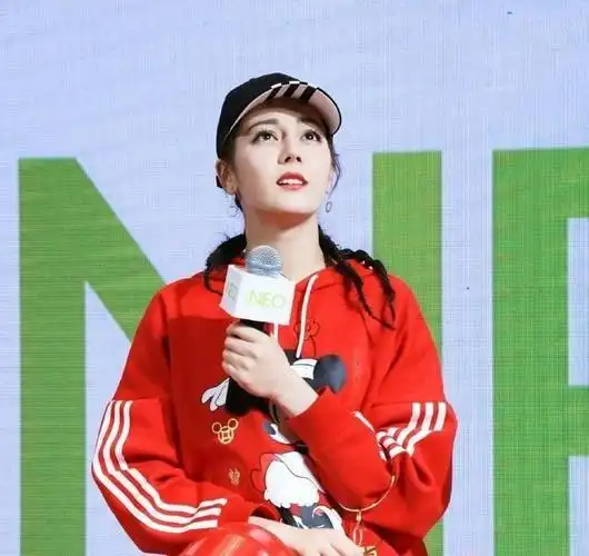 迪丽热巴现身,穿大红卫衣配百褶短裙,为凹造型身体横向扭成s型