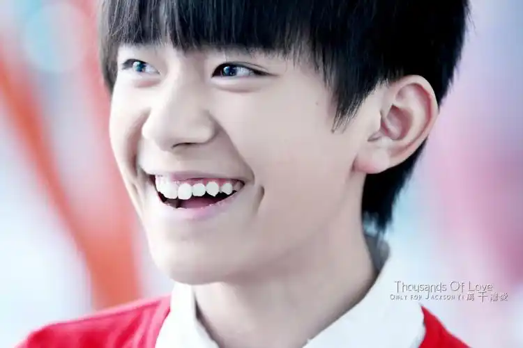 易烊千玺# 笑容真的太好看了 - 堆糖,美图壁纸兴趣社区