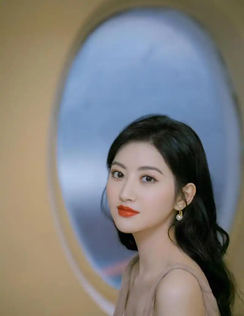 景甜身材圆润,丰满好看,皮肤白皙,长相漂亮,看起来白皙有钱!