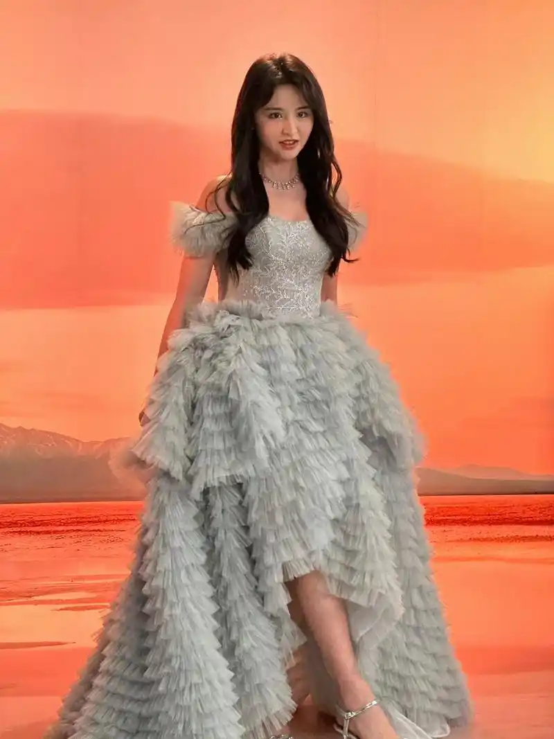 有个小女孩被现场的媒体一直夸夸夸06#金子涵 #红毯 #礼服 - 抖音